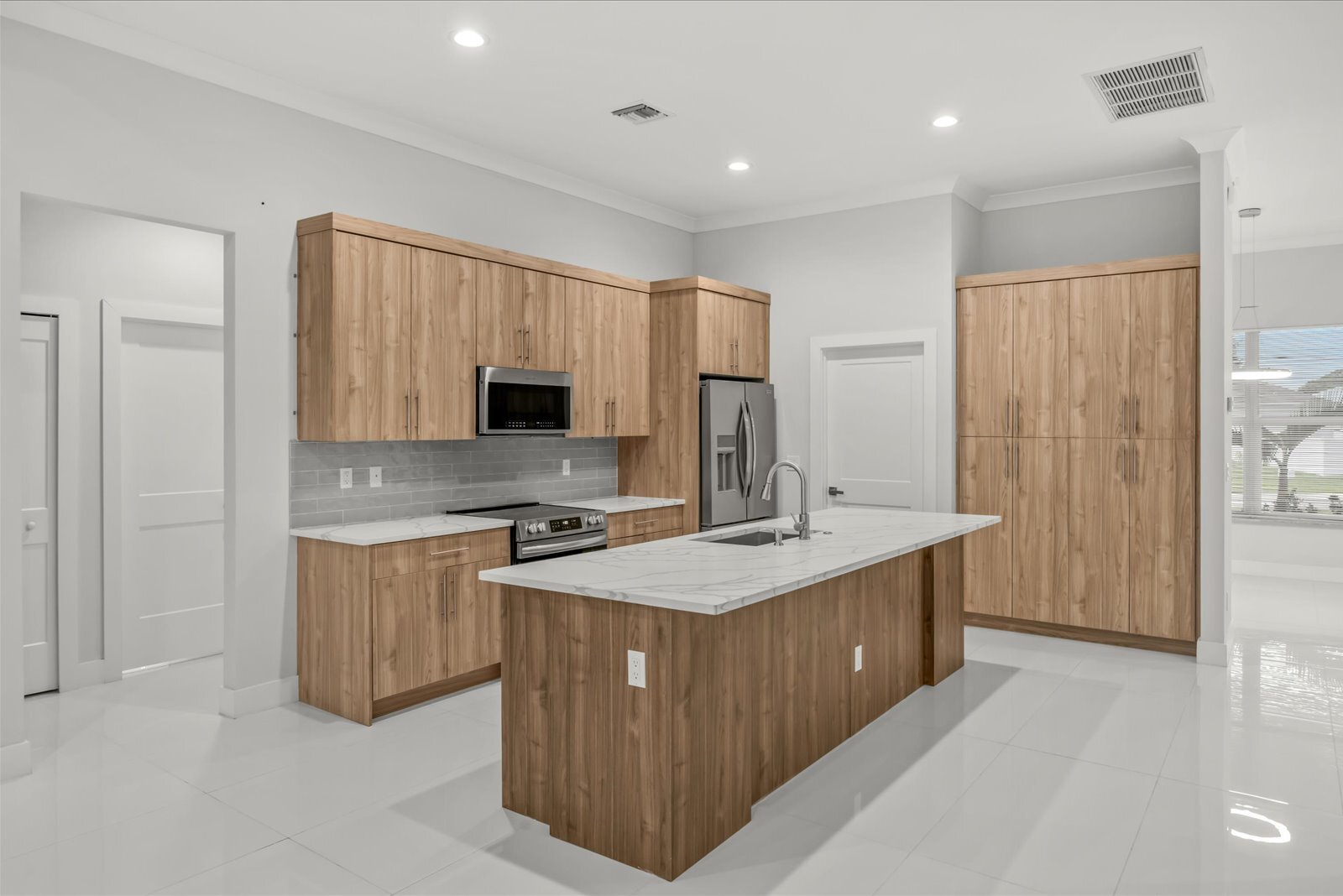 Building Photo - 419 SW Namoit Pl