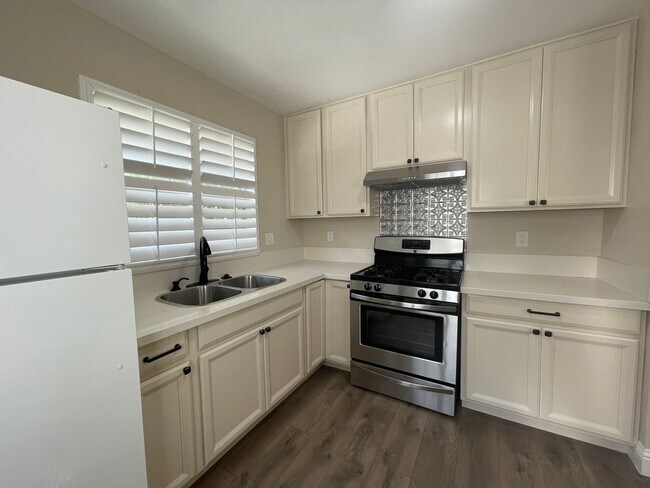 Building Photo - Amazing Location, Central Heat and Air, Washer & Dryer, Must See!