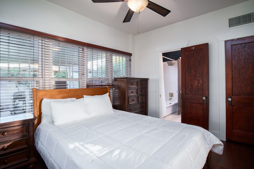 Building Photo - 1102 E Palm Lane