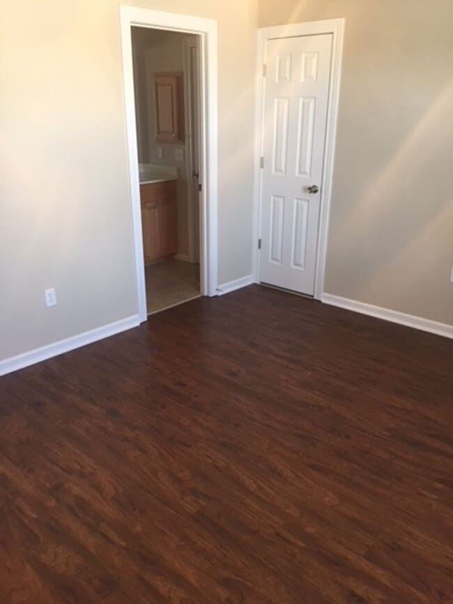 Building Photo - 4 x 3.5 single family home great for commuters!