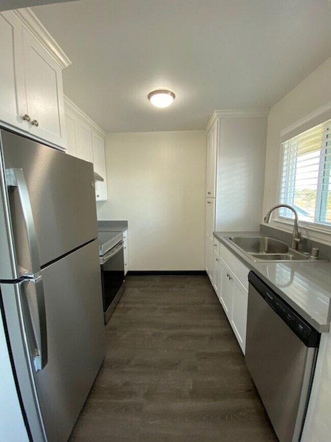 Building Photo - Upstairs beautifully renovated 1 bedroom 1...