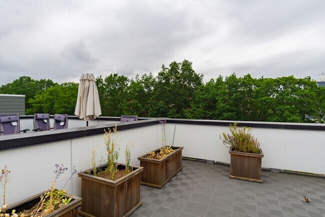 Building Photo - 2Bd/1.75Ba Seattle Townhome