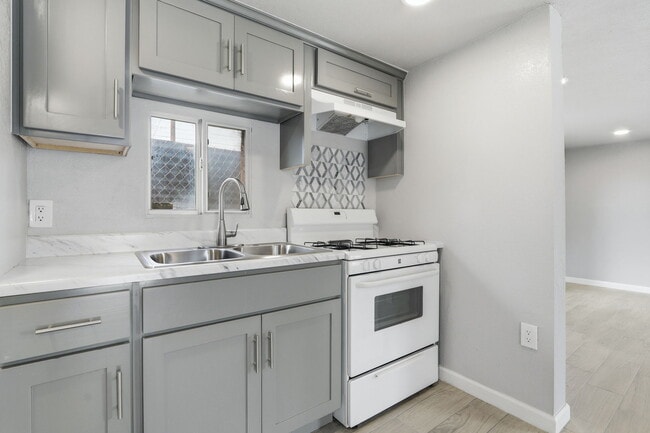 Building Photo - 593 Myra St