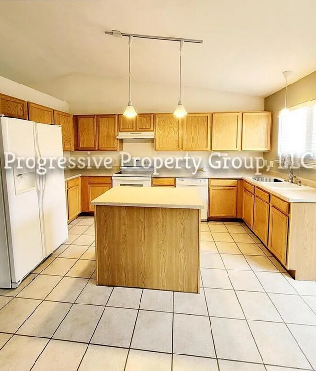 Building Photo - Beautiful 4-Bedroom Gem in the Heart of Briargate!