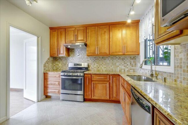 Building Photo - 3 bedroom in San Francisco CA 94122