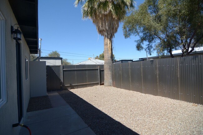 Building Photo - Remodeled 2 Bedroom 1 Bath Duplex! Great Central Tucson Location!