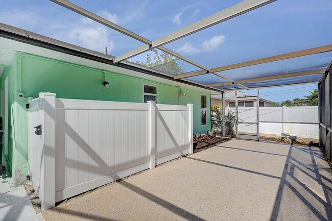 Building Photo - 238 SW Grove Ave