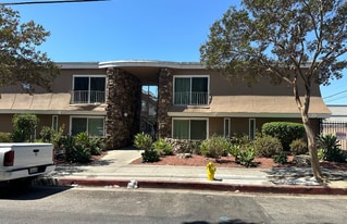 Building Photo - 7503 Hazeltine Ave