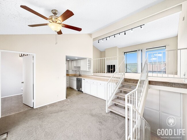 Building Photo - Beautiful 2B/2.5BA Townhome w/ Attached Ga...