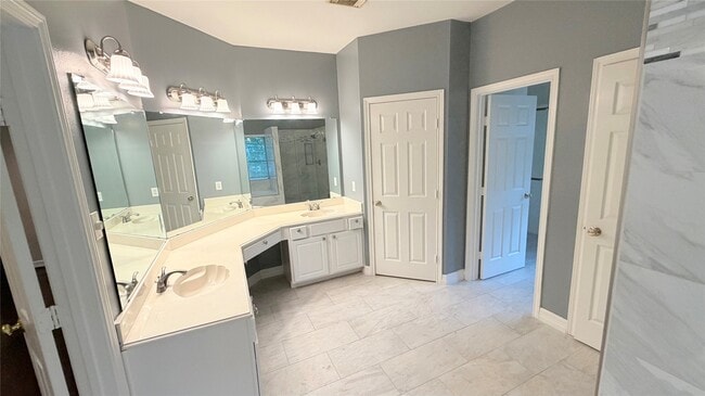 Building Photo - 2218 Blue Rose Dr
