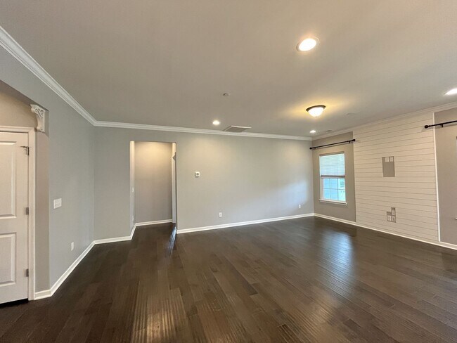 Building Photo - SPACIOUS FRANKLIN HOME WITH UPGRADES