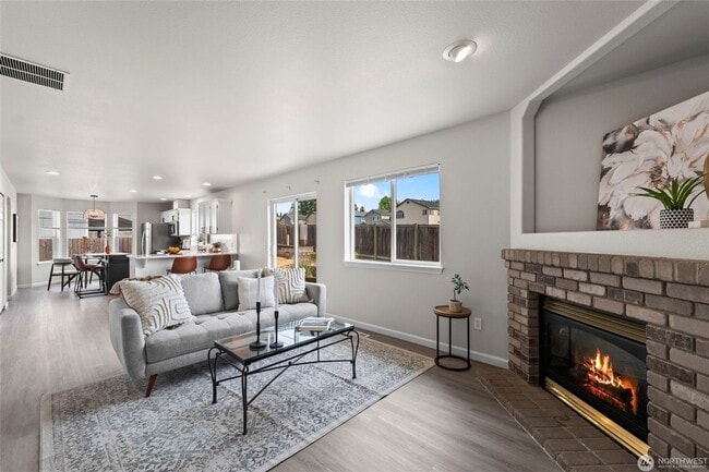 Building Photo - Amazing 4 br 2.5 bedroom 2000 sqft home!