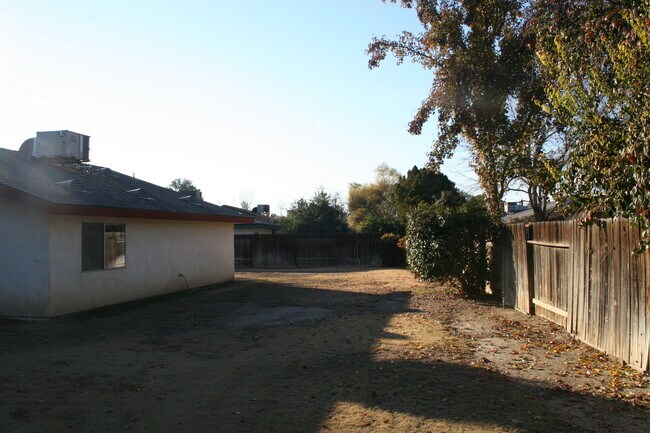 Building Photo - Cute 3 Bed + 2 Bath Home For Rent in Laurelglen Area