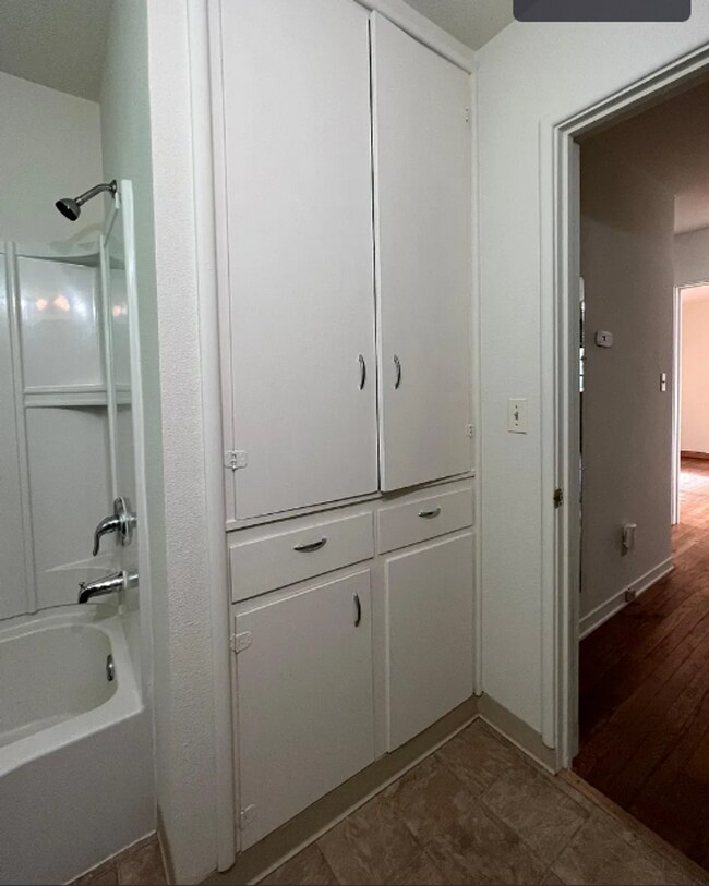 Building Photo - MF 09 - Burnside Triplex