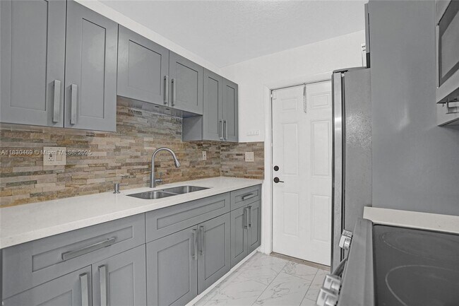 Building Photo - 3431 NW 5th Pl