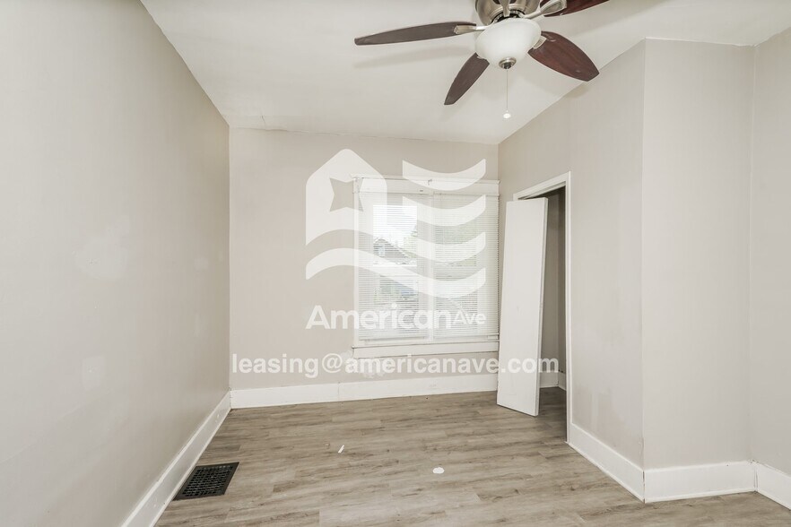 Building Photo - 2303 W Oak St