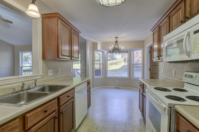 Building Photo - 325 Tall Oaks Dr