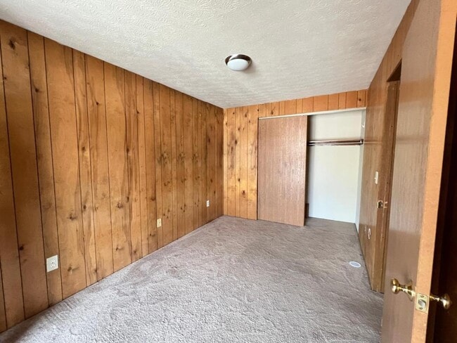 Building Photo - 122 W 9th Ave