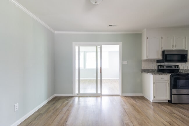 Building Photo - 578 Tryon Pl