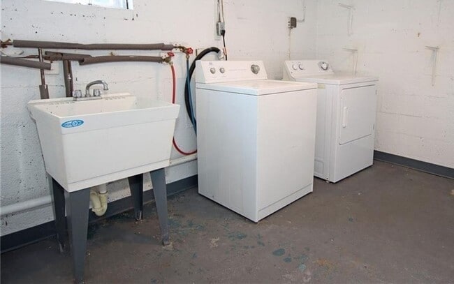 Building Photo - Charming 2 Bedroom Home in South Charleston with Beautiful Hardwood Flooring Throughout!