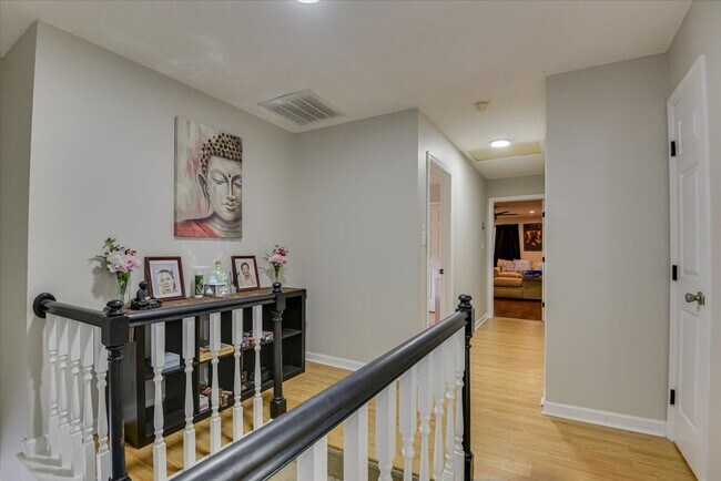 Building Photo - 4 bedroom 2.5 bath home on the water with ...