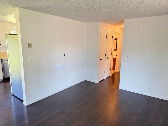 Building Photo - Discover this 3-bedroom 2-bathroom house in a great neighborhood!