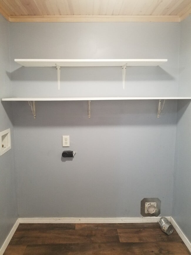 Building Photo - PRE-LEASING- AVAILABLE JUNE 10TH- 4 Bedroom/ 2 Bathroom Home