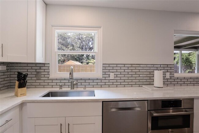 Building Photo - 2266 Clematis St