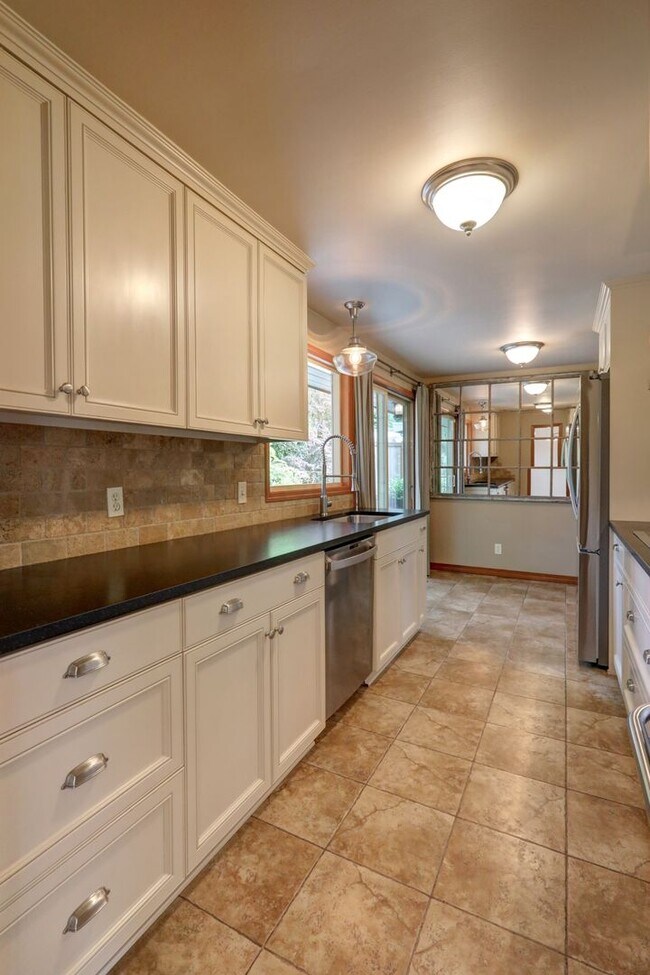 Building Photo - Welcome Home to Your Beautiful Oasis in En...