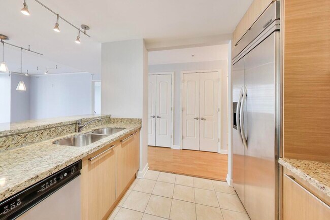 Building Photo - 420 E Waterside Dr