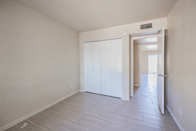 Building Photo - 2724 S Azalea Dr