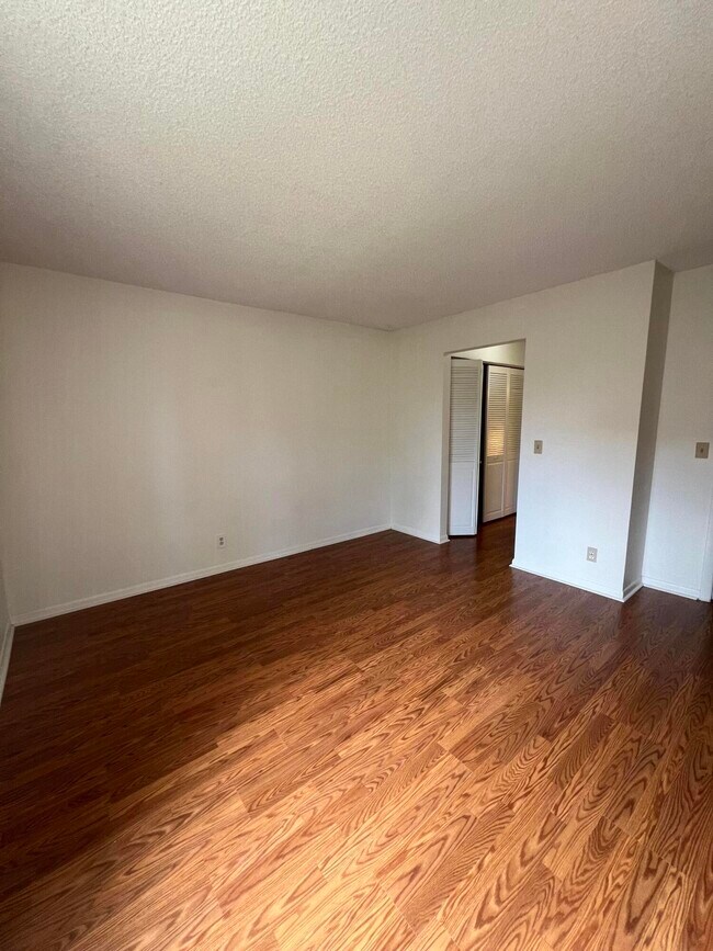 Building Photo - 706 Sunny Pine Way