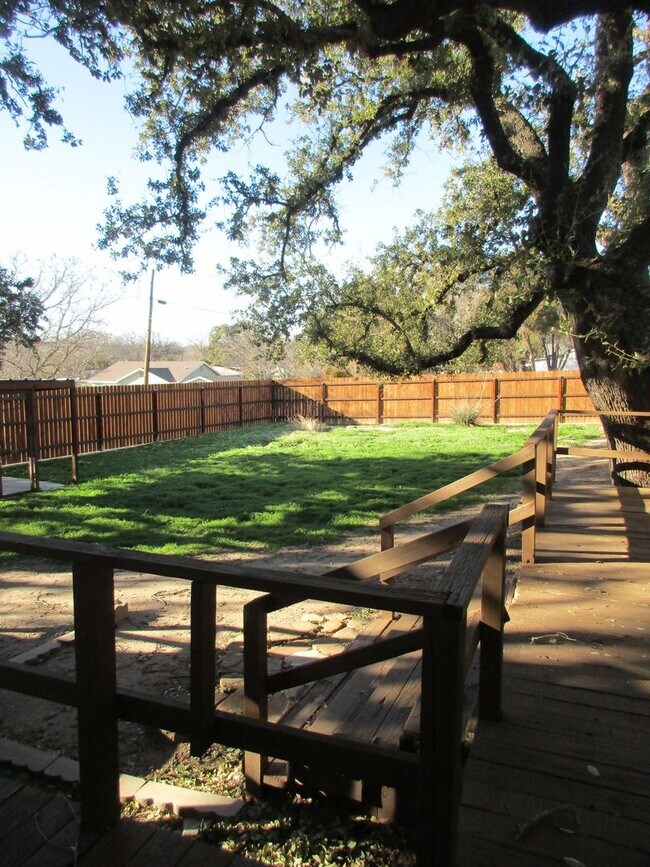 Building Photo - Beautiful 4/3 House for Rent in Lampasas, TX