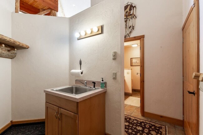 Building Photo - 7855 Pine Tree Rd