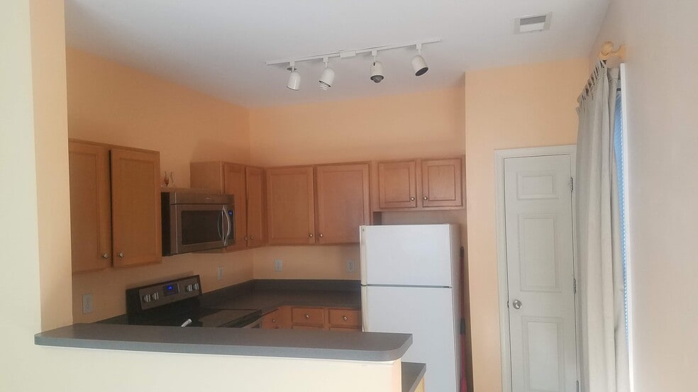 Building Photo - 290 Riverbend Dr