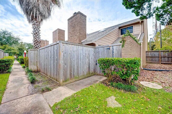 Building Photo - 13922 Hollowgreen Dr