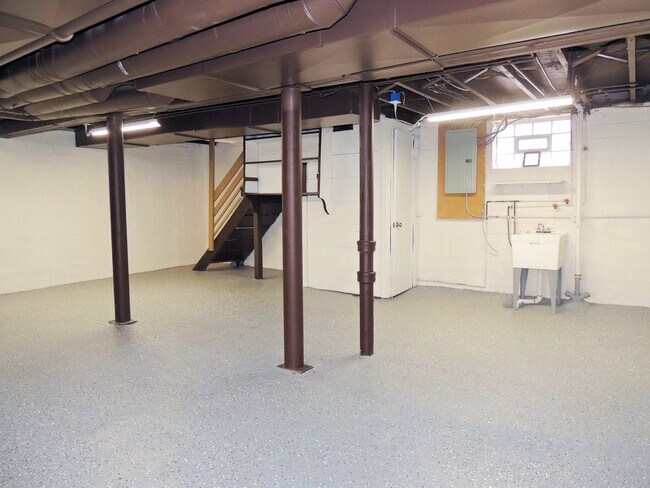 Building Photo - 3 Bed - 1 Bath Colonial is available for Rent!