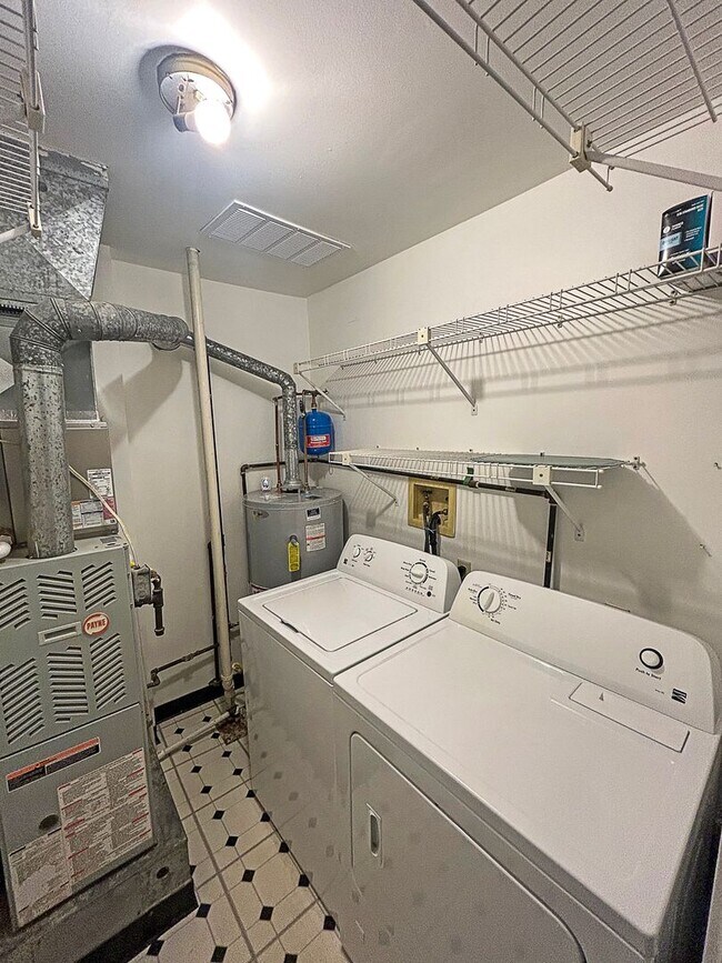 Building Photo - two bedroom two bath condo in Robinson Tow...