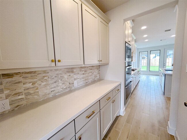 Building Photo - 5406 Holly Holw Ln