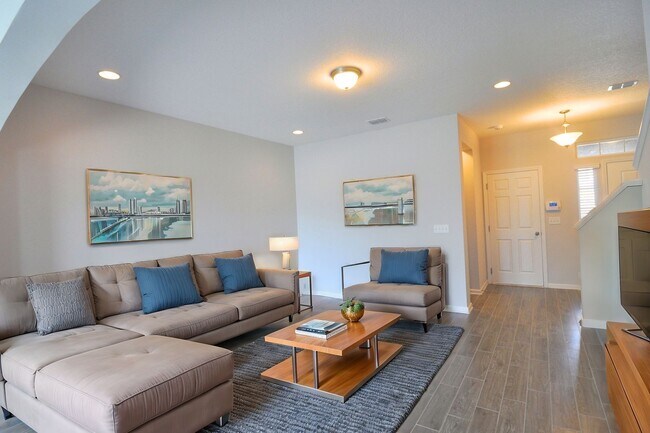 Building Photo - LIKE NEW OAKLEAF TOWNHOME!