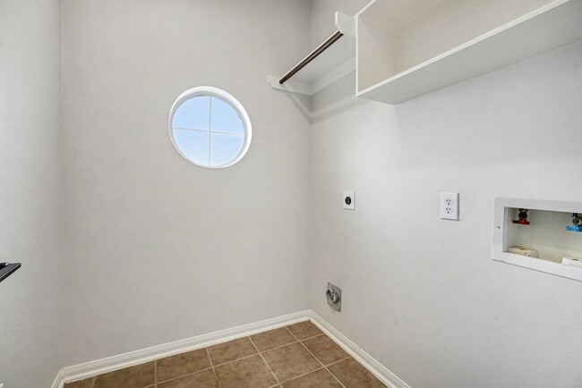 Building Photo - 809 Hallmark Oak St