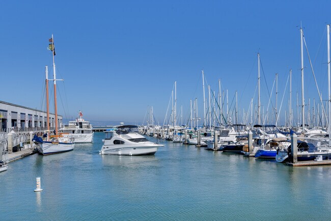 Building Photo - 260 King St