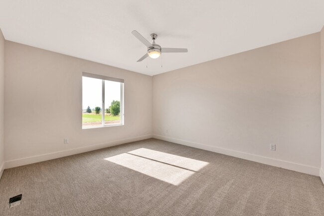 Building Photo - Beautiful 3 Bed, 2.5 Bath Town Home Located in the Sycamore Place Community in West Haven! Availa...