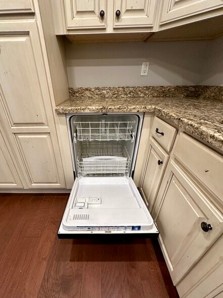 Kitchen - clean dishwasher - 73 F St E