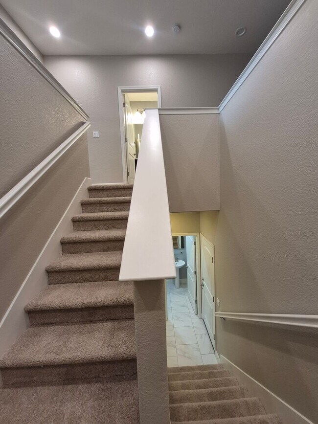 Building Photo - Gorgeous 4bd/2.5ba Two Story Home In Roseville!