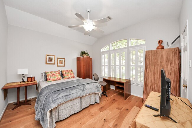 Building Photo - 19 Wild Meadow Ct