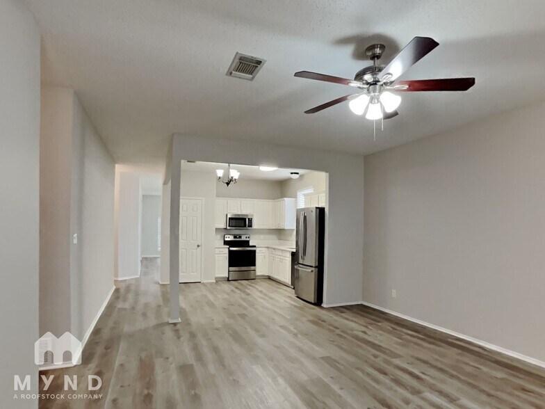 Building Photo - 3941 Overlake Dr