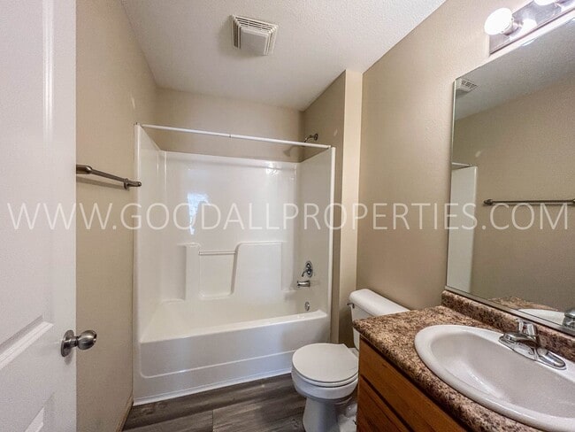 Building Photo - Wonderful Special, Wont Last!!  2 Bedroom, 2.5 Bath Townhome in Urbandale