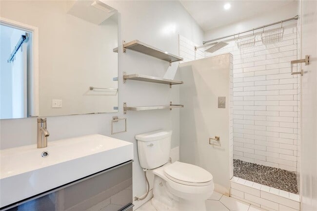 Building Photo - 1304 Mariposa Dr