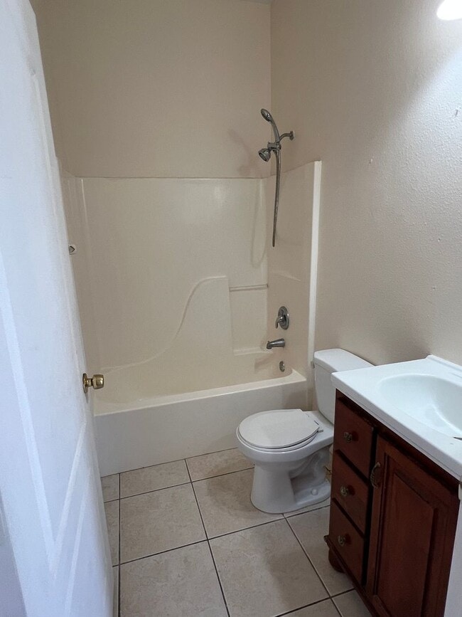 Building Photo - 2/2 in Warm Mineral Springs